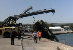 Eminönü'nde denize düşen otobüs 6 saat süren çalışmanın ardından çıkarıldı