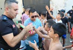 Sıcaktan bunalıp, süs havuzunda serinleyen çocuklara polisten dondurma sürprizi