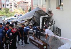 Apartmanın duvarına çarpan kamyonetin sürücüsü öldü