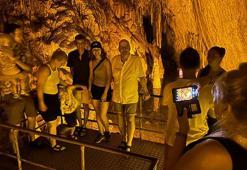 Turistler, Dim Mağarası’nda serinliyor