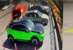 Yanan araç, müdahale sırasında hareket edip park halindeki cipe çarptı