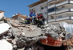 Yıkım sırasında çöken binanın altında kalan iş makinesi operatörünün cansız bedenine ulaşıldı