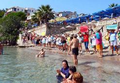 İzmir'de fokların yuvasına iskele kurulmasına insan zincirli protesto