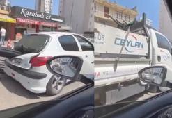 Ani fren yapan kamyonetteki demir borular, önündeki aracın camına saplandı