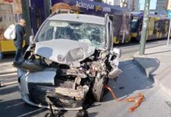 Zeytinburnu'nda hafif ticari araç tramvay yoluna girdi: 1 yaralı