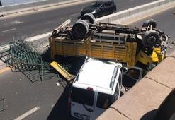 Freni boşalan kamyon, alt geçitteki aracın üzerine düştü: 2 yaralı