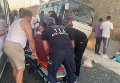 Lastiği patlayan tur midibüsü yağmur suyu kanalına düştü: 13 yaralı