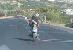 Motosikleti yüzüstü uzanarak kullandı; o anlar kamerada