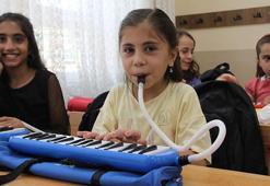İlkokul öğretmenleri, fındık işçilerinin çocuklarına melodika ve kalimba çalmayı öğretti