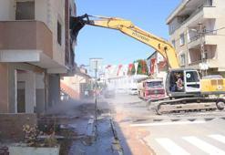 Tuzla'da kentsel dönüşüm kapsamında yıkılan binalara ilk kepçeyi Başkan Yazıcı vurdu