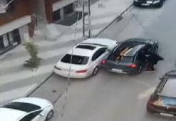 Arnavutköy'de mahallelinin tepkisine aldırış etmeden otomobilin hayalet ekranını çaldılar