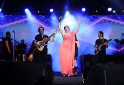 Aliağa'da Zara ve Uğur Aslan sahne aldı