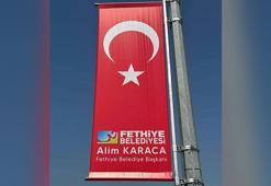 Fethiye'de belediyenin logosu ile başkanın isminin yer aldığı Türk bayrakları toplatıldı