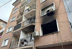 İzmir'de korkutan apartman yangını; 9 kişi dumandan etkilendi, çatıya sığınan 5 kişi kurtarıldı