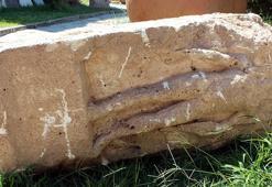 Güneş tanrısı 'Helios'a ait olduğu değerlendirilen başı olmayan kabartma bulundu