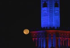 İzmir'de Saat Kulesi ile Mavi Ay, birlikte görsel şölen oluşturdu