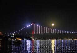 İstanbul'da 'Mavi Ay' görsel şölen oluşturdu