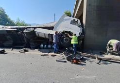 Lastiği patlayan TIR, otomobille cipe çarptı; yolda 5 kilometrelik kuyruk oluştu