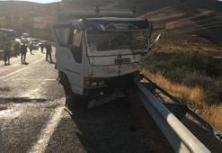 Kamyonetle hafif ticari araç çarpıştı; 1'i ağır, 7 yaralı