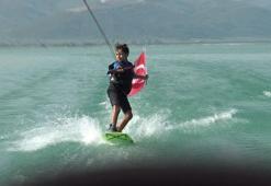 9 yaşındaki Egemen, su kayağı yaparak 30 Ağustos'u kutladı