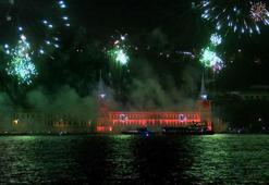 İstanbul Boğazı’nda havai fişek gösterisi