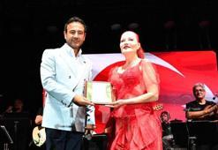 Beşiktaş'ta zafer coşkusu Candan Erçetin konseri ile kutlandı