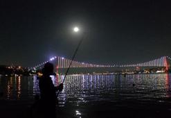 İstanbul'da 'Mavi Ay' en parlak konumuna ulaştı; vatandaşlar o anı görüntüledi