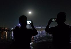 İstanbul'da 'Mavi Ay' en parlak konumuna ulaştı; vatandaşlar o anı görüntüledi