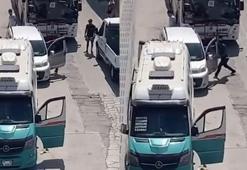 Yol verme tartışmasında minibüs şoförü bıçakla saldırdı, olay anı kamerada