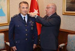 Bakan Güler, uzaya gidecek ilk Türk pilota rütbesini taktı
