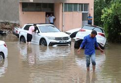 Uşak'ta sağanak; cadde ve sokaklar suyla doldu; ev ve iş yerlerini su bastı