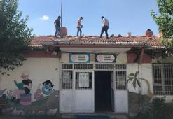 Usta bulamayınca, okul çatısını kendileri onardı