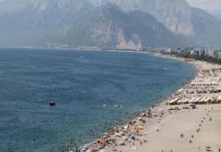 Sıcaktan bunalanlar Konyaaltı Sahili'ni doldurdu