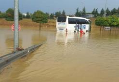 Samsun'daki selde otobüste mahsur kalan 17 kişi kurtarıldı