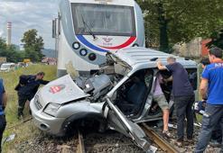 Tren, hemzemin geçitte hafif ticari araca çarptı; sürücü ağır yaralı