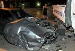 Ümraniye’de otomobil zabıta aracına çarptı: 2 yaralı