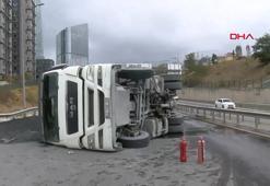 Kağıthane'de hafriyat kamyonu devrildi