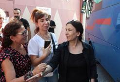 Eski Avcılar Belediye Başkanı Handan Toprak'ı cezaevi çıkışında ailesi karşıladı