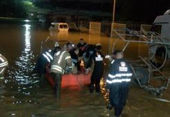 Halkalı'da kafenin çatısında mahsur kalan 68 kişi botlarla kurtarıldı
