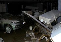 İkitelli'deki mobilyacılar sitesini su bastı; araçlar mağazalara girdi