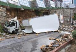 Mobilyacılar sitesinde çöken duvar kamyoneti ikiye ayırdı