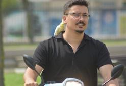 Papağanı 'Şakir'le motosiklete biniyor, kahveye gidiyor