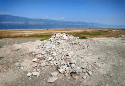 Burdur Gölü kenarına yine moloz döküldü