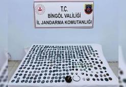 Bingöl'de 2 gök taşı ile 373 tarihi eser ele geçirildi