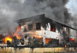 Manisa'da yağ, boya ve kimyasal maddelerin bulunduğu geri dönüşüm tesisinde yangın- 2 (Yeniden)