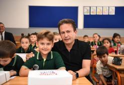 Tuzla Belediye Başkanı Yazıcı, öğrencilere sınıflarında kırtasiye seti hediye etti