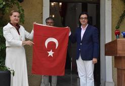 İzmir'in kurtuluşunda elde dikilen Türk bayrağı, Bayrakbilim ve Türk Bayrakları Müzesi'nde