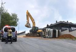 Sarıyer’de hafriyat kamyonu rampada damper kaldırınca devrildi