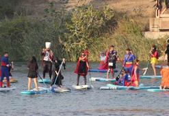 Kostümleriyle geldikleri Seyhan Nehri'nde kürek sörfünü festivale çevirdiler