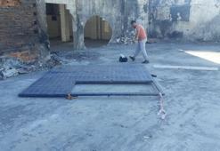 Rüzgarda devrilen demir kapının altında kalan 2 işçi yaralandı
